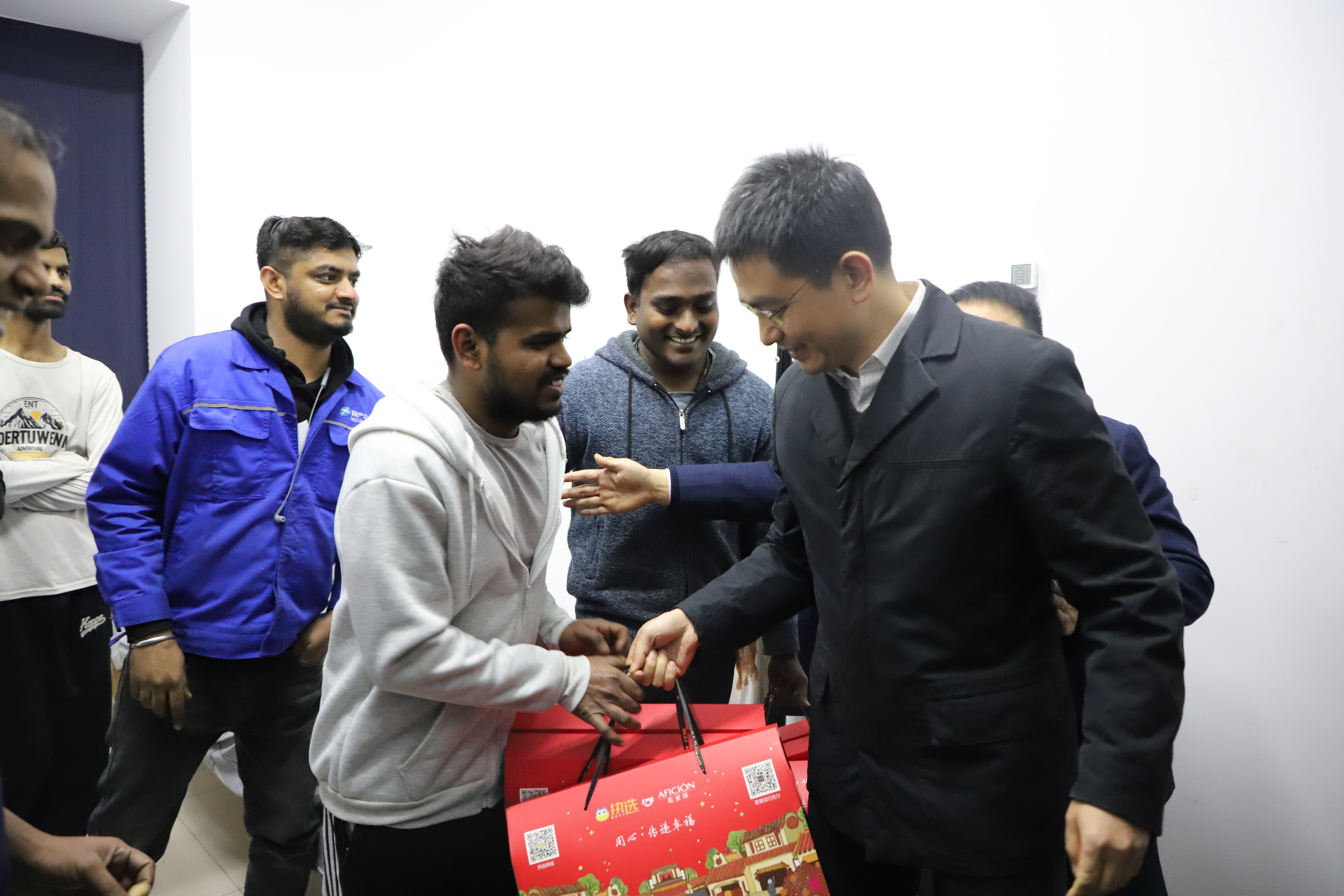 中大實業(yè)集團董事長朱清波、元通線纜公司董事長楊兆文 一行到特纜公司開展“春節(jié)送溫暖”活動